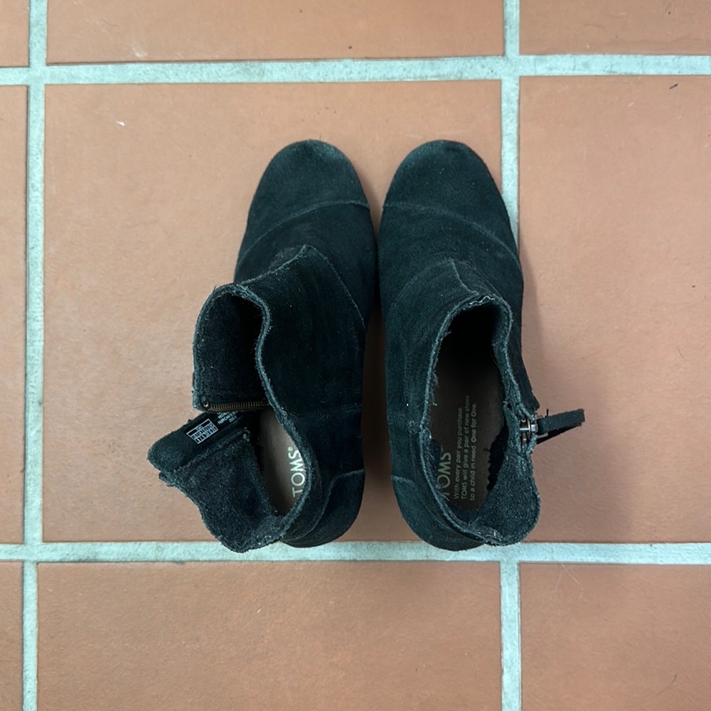 Tom’s Used. Good condition. Sz 8 Tom’s suede booties.